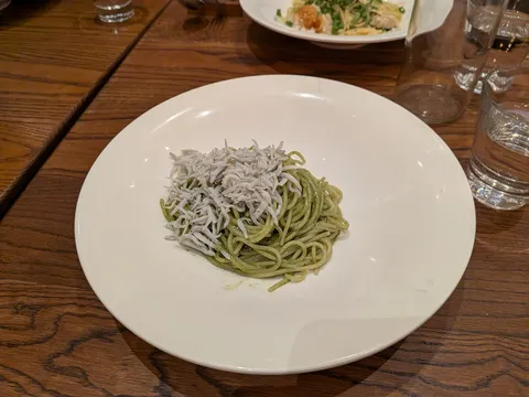 緑のパスタと白い小魚