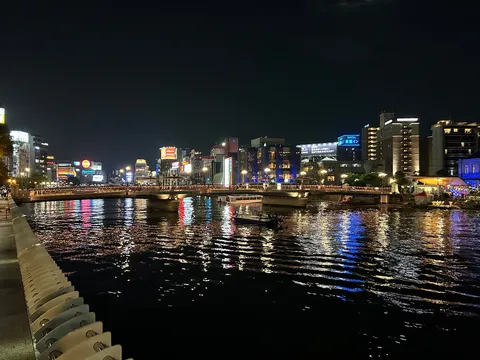 夜の水辺に灯る街の音