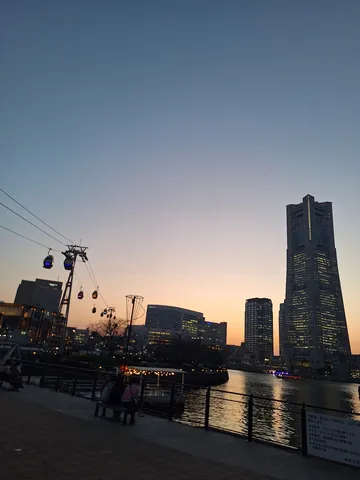 行き交うゴンドラ、灯る街