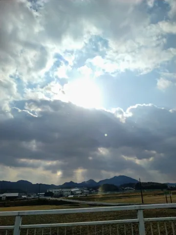 雲間から差し込む光の道
