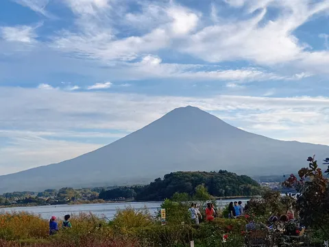 静かな山と水の朝