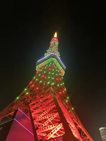 夜空に伸びる光のタワー