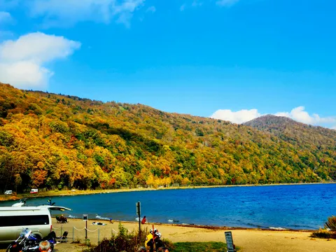 秋色の湖畔と青い海