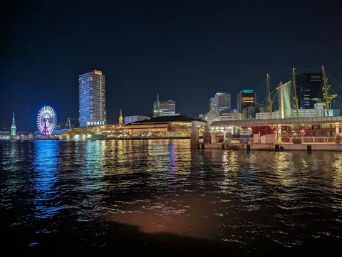 水面にほどける夜景