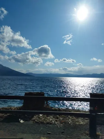 太陽がきらめく湖畔の静けさ