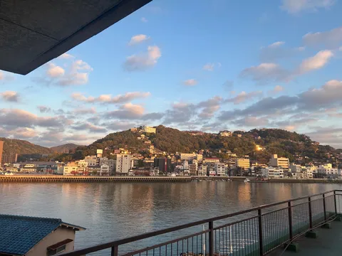 黄昏時の港町、静寂に包まれる