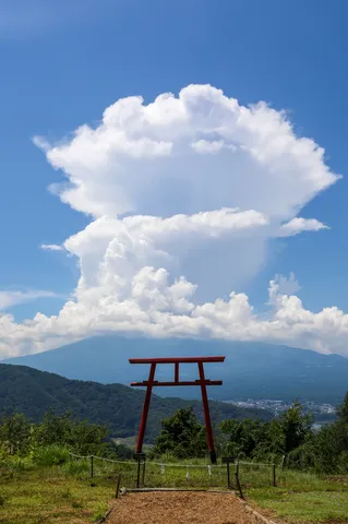 雲と鳥居、そして遠くの山々