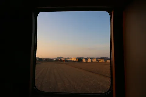 夕暮れ時の車窓風景