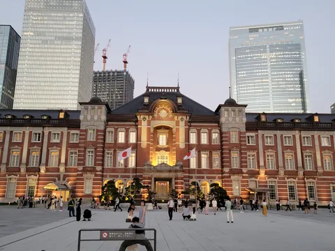 東京駅、光が灯る夕暮れの広場