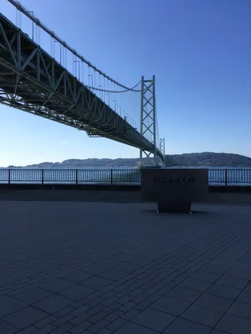 青空と明石海峡大橋の雄姿