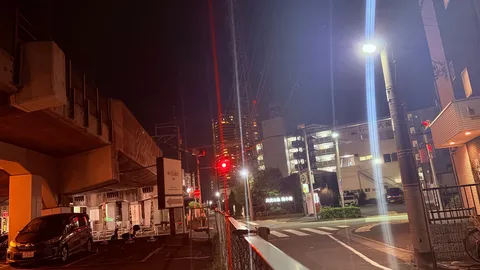 赤青が混ざる夜の街角