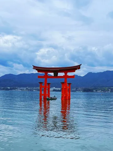 水面に映える朱の鳥居