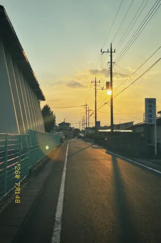 夕暮れの街角の気配