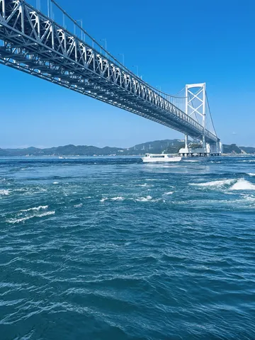 迫力の渦潮と雄大な橋