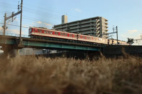 都市をゆく赤い列車