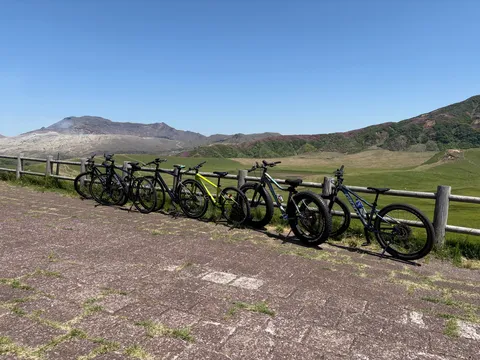 草原を駆ける？自転車軍団
