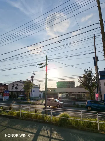 夕暮れ電線、街の灯