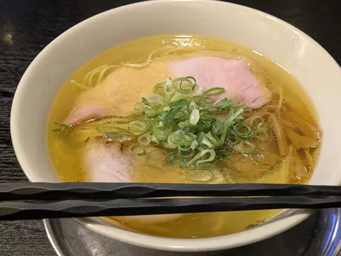 黄金スープと緑の葱の一杯