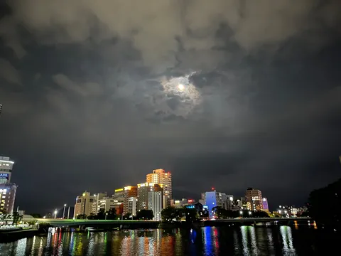 お月様、雲をかき分け登場！