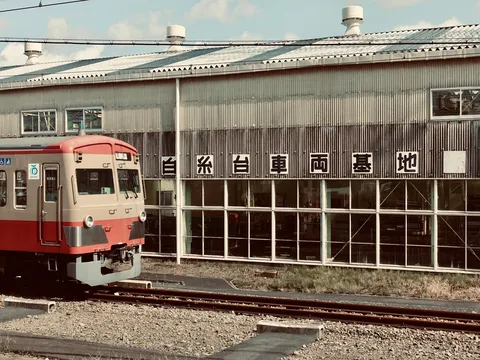 錆びた列車と工場の静寂