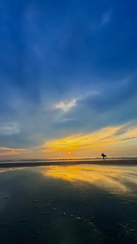 夕陽を浴びて、旅立つサーファー