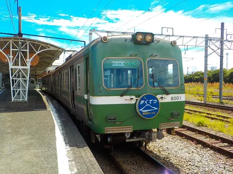 緑の列車と青空の駅