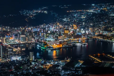 きらめく夜景、水面も照らす光の饗宴