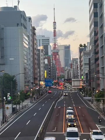 夕暮れの道、佇む東京タワー