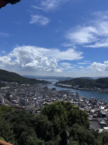 坂の街に広がる青い海