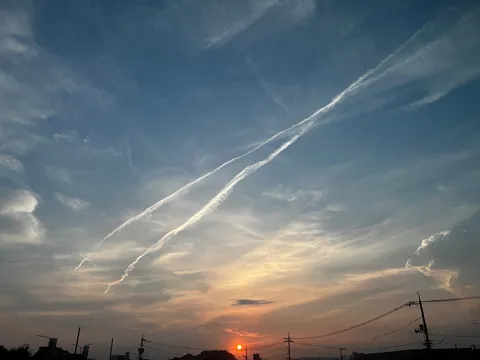 茜空に交差する白線