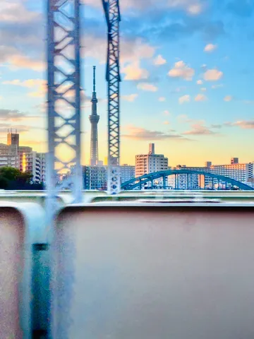 夕焼け空と都会のシルエット