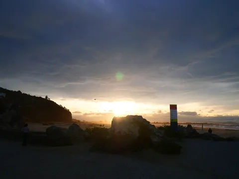 夕暮れの海辺、静かな時間