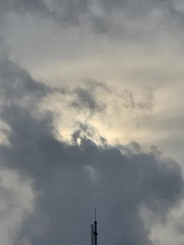 重厚な雲に隠された光