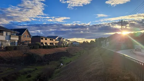 夕暮れ時の住宅街と空