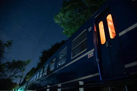 「急行」停車中、星空の下