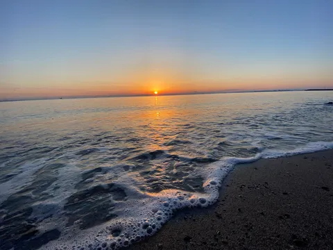 沈む陽とさざめく波