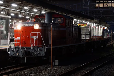 夜の停車場、静寂を映すヘッドライト