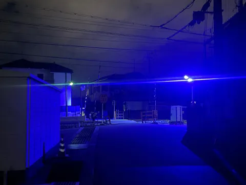 青い夜の交差点、静寂の光