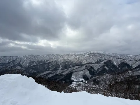 白銀の稜線、空の深淵