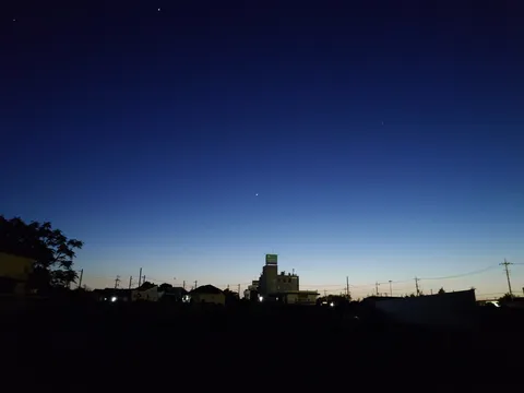 宵の空、街は夢の中