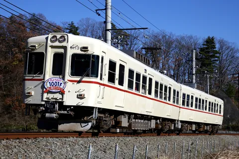 青空の下、感謝を乗せた白い列車