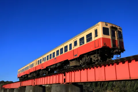 赤い鉄橋を往くレトロ列車