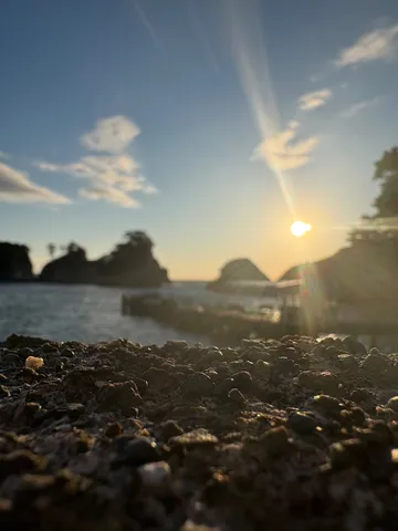 夕陽に照らされる岩肌の風景