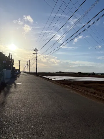 電線と空、どこまでも続く道