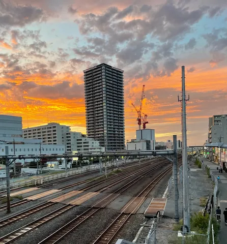 夕焼けを走る街の線路
