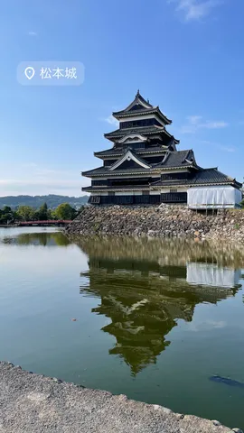 時を超え、水面に映る黒い城