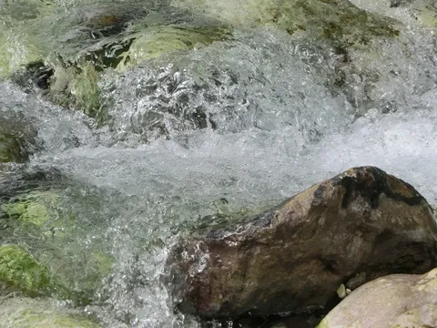 岩を打つ水の表情