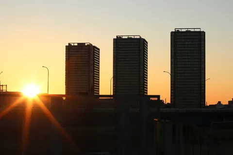 光芒と都市のシルエット