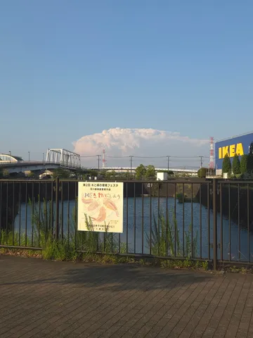 水辺に貼られた、未来へのメッセージ