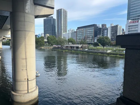 都会のオアシス、川辺の風景